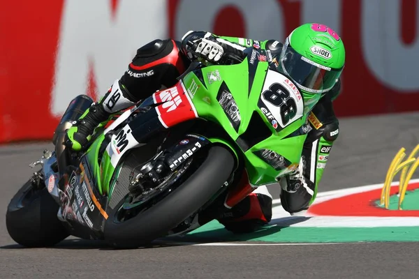 San Marino, Italië - 12 mei: Randy Krummenacher Sui Kawasaki Zx-10r Kawasaki Puccetti Racing qualifyng sessie op het World Superbike Championship.at Imola International Circuit op May12, 2017 in Italië — Stockfoto