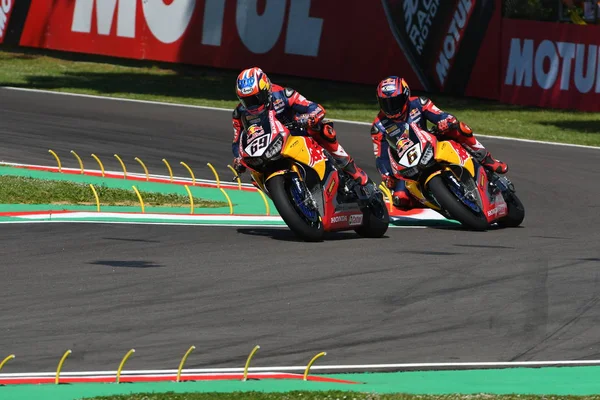 San Marino Italia - 12 de mayo: Stefan Bradl GER Honda CBR1000RR Honda World Superbike Team en acción durante la sesión de clasificación de Superbike en la FIM Superbike 2017 en Imola Circuit Italy . — Foto de Stock