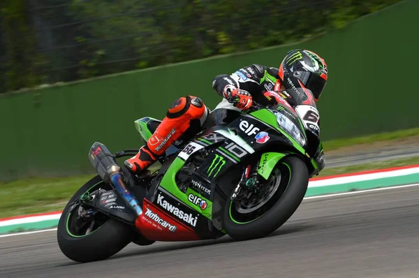 San Marino, Olaszország - május 12: Tom Sikes, Nagy-Britannia Kawasaki Racing Team túrák során a World Superbike Championship.at Imola International Circuit qualifyng ülést May12, a 2017, Olaszország — Stock Fotó