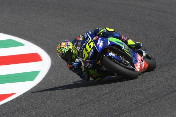 Mugello - Italië, 2 juni: Italiaanse Yamaha rider Valentino Rossi in 2017 Motogp Gp van Italië op 2 juni, 2017 — Stockfoto