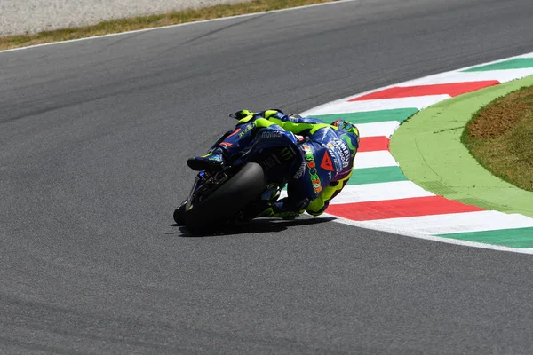 Mugello - Italië, 2 juni: Italiaanse Yamaha rider Valentino Rossi in 2017 Motogp Gp van Italië op 2 juni, 2017 — Stockfoto