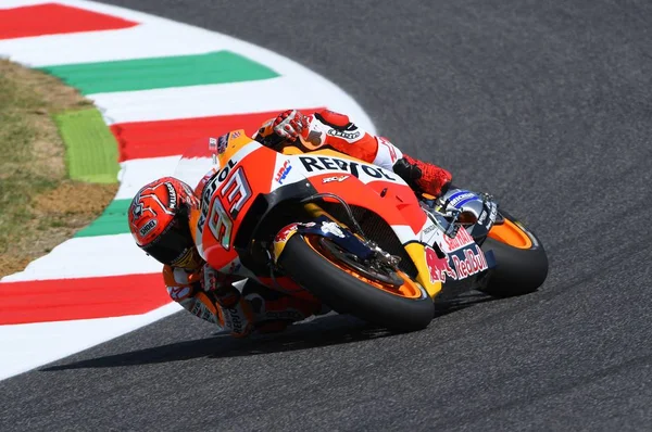 Mugello - ITALIA, 2 de junio: El piloto español de Honda Marc Márquez en el GP de Italia de Oakley 2017 MotoGP en el Circuito Mugello el 2 de junio de 2017 — Foto de Stock