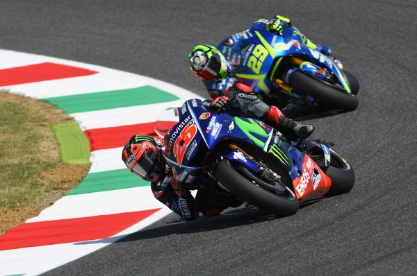 Mugello - Italy, 3 juni: Spaans Yamaha rider Maverick Viñales tijdens de kwalificatie van de 2017 Motogp Oakley Gp van Italië op het circuit van Mugello op 3 juni, 2017 in Italië. — Stockfoto
