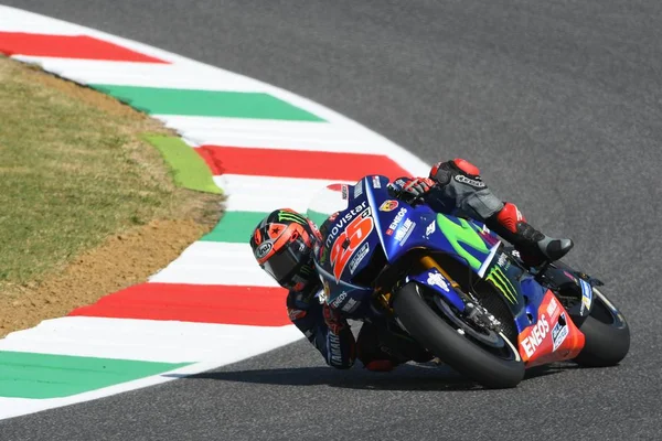 Mugello - Italy, 3 juni: Spaans Yamaha rider Maverick Viñales tijdens de kwalificatie van de 2017 Motogp Oakley Gp van Italië op het circuit van Mugello op 3 juni, 2017 in Italië. — Stockfoto