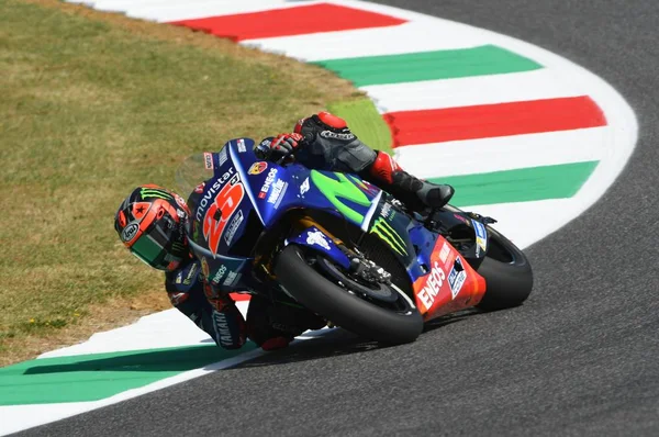 MUGELLO - ITÁLIA, JUNHO 3: Cavaleiro espanhol Yamaha Maverick Vinales durante a qualificação do MotoGP OAKLEY GP 2017 da Itália no circuito de Mugello em 3 de junho de 2017 na Itália . — Fotografia de Stock