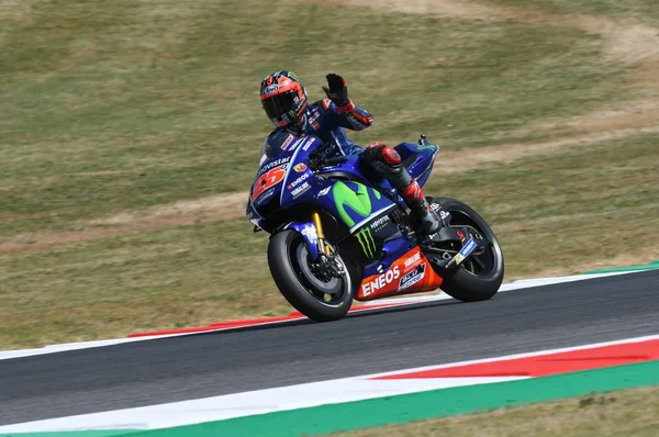 MUGELLO - ITÁLIA, JUNHO 3: Cavaleiro espanhol Yamaha Maverick Vinales durante a qualificação do MotoGP OAKLEY GP 2017 da Itália no circuito de Mugello em 3 de junho de 2017 na Itália . — Fotografia de Stock