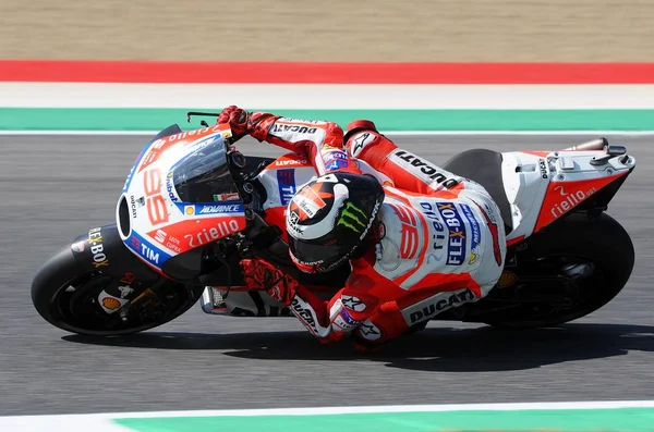 Mugello - italien, juni 3: spanischer ducati rider jorge lorenzo at 2017 oakley motogp gp of italien at mugello circuit on juni 3, 2017 — Stockfoto