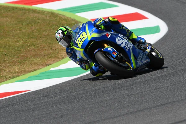 MUGELLO - ITALIA, 3 giugno Il pilota italiano Suzuki Ecstar Andrea Iannone al MotoGP Italia 2017 sul Circuito del Mugello il 3 giugno 2017 in Italia — Foto Stock