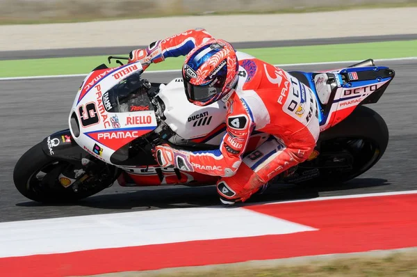 Mugello - italien, juni 3: italian ducati pramac rider danilo petrucci at 2017 oakley gp of italiy of mugello motogp at mugello circuit on juni 3, 2017 — Stockfoto