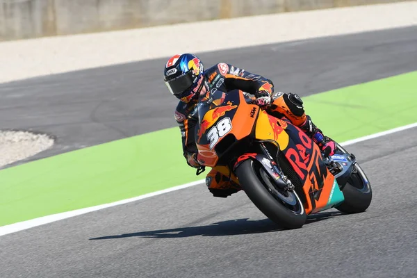 Муджелло - ИТАЛИЯ, 3 ИЮНЯ: Британский гонщик KTM MGP Брэдли Смит на 2017 OAKLEY GP of Italy MGP Mugello 3 ИЮНЯ 2017. Италия — стоковое фото