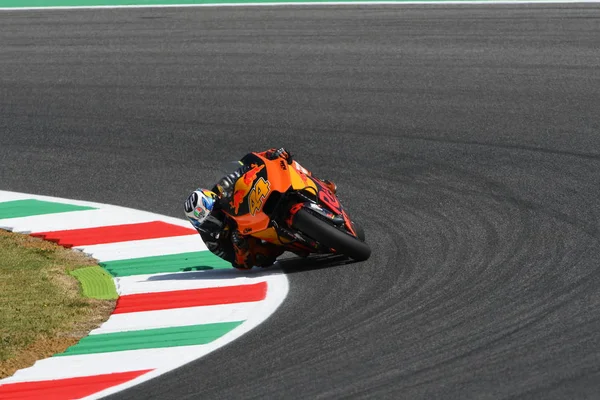 Mugello - ITÁLIA, JUNHO 3: Espanhol KTM MotoGP piloto Pol Espargar em 2017 OAKLEY GP da Itália de MotoGP Mugello em JUNHO 3, 2017. Itália — Fotografia de Stock