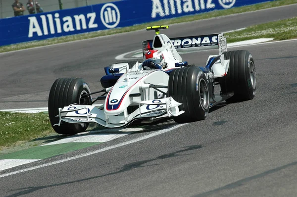 Imola - ITALIA, 21 DE MARZO: Piloto de F1 Robert Kubica en Sauber BMW F1 en el GP de F1 2006 de San Marino el 21 de MARZO de 2006. Italia . — Foto de Stock