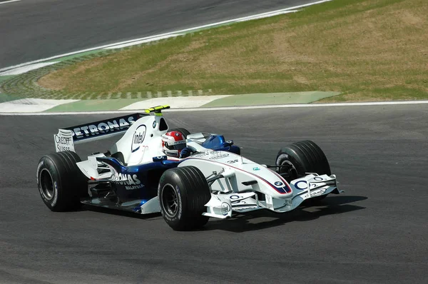 ザウバー Bmw F1 2006 年にイモラ - イタリア、3 月 21 日: F1 ドライバーのロバート ・ クビサ F1 2006 年 3 月 21 日にサン-マリノ Gp。イタリア. — ストック写真