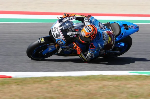 Mugello - ITALIA, 2 de junio: El piloto español de Honda Marc VDS Tito Rabat durante el GP de Italia de Oakley 2017 MotoGP en el Circuito Mugello el 2 de junio de 2017 — Foto de Stock