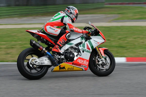 San Marino, Itálie – 24. září 2010: Aprilia Rsv4 Factory z Aprilia Racing Team, vedený Max Biaggi v akci během závodu superbiků 24 září, 2010 v okruhu Imola, Itálie — Stock fotografie