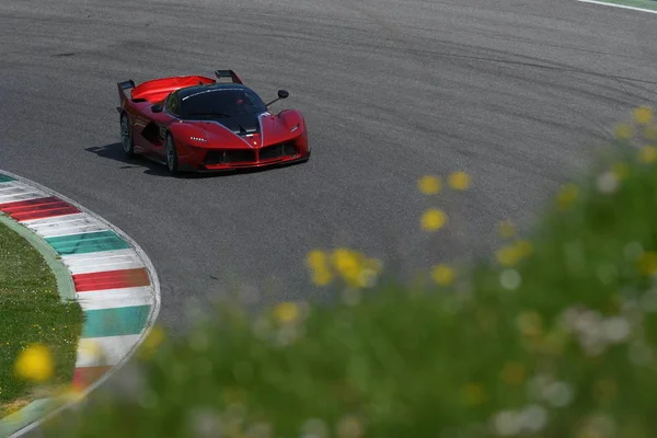 МУЖЕЛЛО, ИТАЛИЯ - 12 апреля 2017 года: Неизвестные пилоты Ferrari FXX K во время XX Дней Ferrari Racing Days в Mugello Circuit, Италия . — стоковое фото