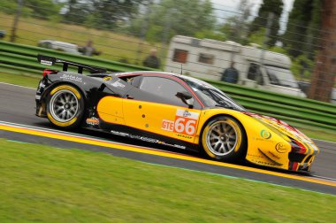 Imola, İtalya 13 Mayıs 2016: Ferrari F458 Italia ekibi Jmw Motorsport 4 saat İtalya eylem sırasında Avrupa Le Mans serisi - Robert Smith (Gbr) Rory kasap (Gbr) Andrea Bertolini (ITA), tarafından tahrik.