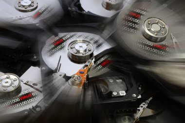 Sabit Disk sürücü üzerinde ikili kod ve virüs uyarısı ile açın. Çekim sonrası etkileri. Arka plan.