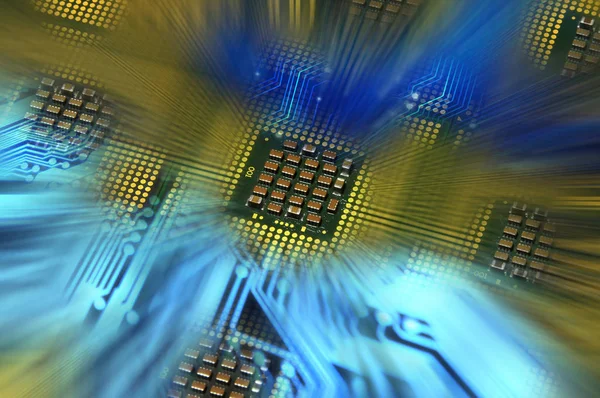 Computer verwerkers en blauwe elektronische schakeling met verlichting effecten postproductie, achtergrond. — Stockfoto