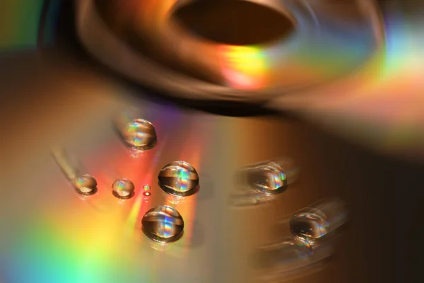 Water Drops sur CD et DVD. Fond coloré . — Photo