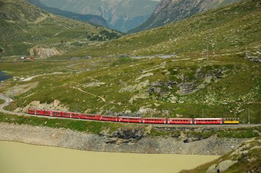 İsviçre: Temmuz 2012, ünlü kırmızı Alp Bernina Express tren geçen Bernina Pass (İsviçre Blanc gölde (dan St.Moritz Tirano için))