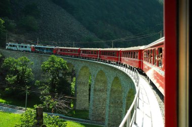 İsviçre: Temmuz 2012, Swiss Red tren Bernina Express Brusio Viyadüğü, İtalya ve İsviçre üzerinde geçmek