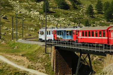 İsviçre: Temmuz 2012, İsviçre dağ treni Bernina Express Tirano St. Moritz için