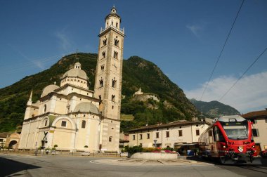 İsviçre: Temmuz 2012: Bernina Express Arrive İtalya, Basilica Madonna di Tirano Tirano Meydanı. 