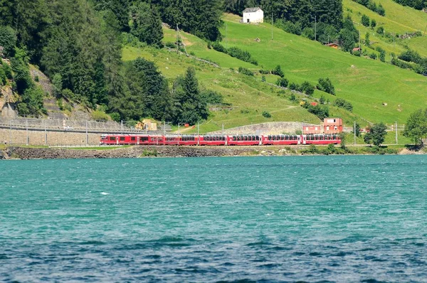 Швейцария: июль 2012, Швейцарский горный поезд Bernina Express на озере Поскьяво — стоковое фото