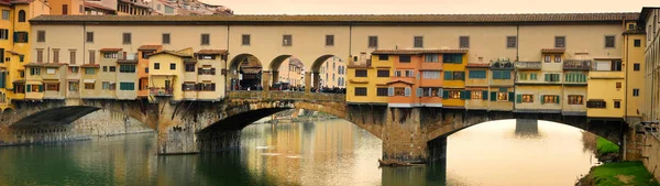 Oude brug over de rivier Arno in Florence, Italië — Stockfoto