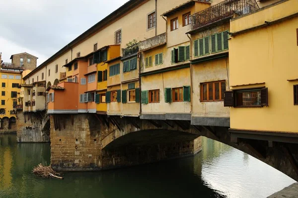 Παλιά γέφυρα στον ποταμό Άρνο, Φλωρεντία, Ιταλία — Φωτογραφία Αρχείου