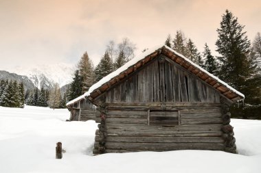Dolomites'in Alpin kulübeleri. Brunico yakınındaki Val Pusteria kışın. İtalya.