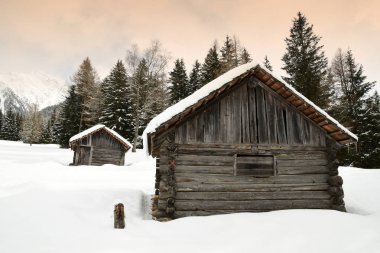 Dolomites'in Alpin kulübeleri. Brunico yakınındaki Val Pusteria kışın. İtalya.