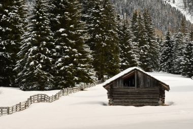 Dolomites'in Alpin kulübeleri. Brunico yakınındaki Val Pusteria kışın. İtalya.