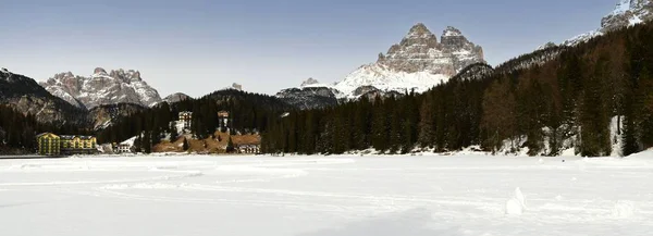 Panorama de Misurina lago congelado con Tre Cime di Lavaredo (Drei Zinnen) en el fondo, Dolomitas, Italia . — Foto de Stock