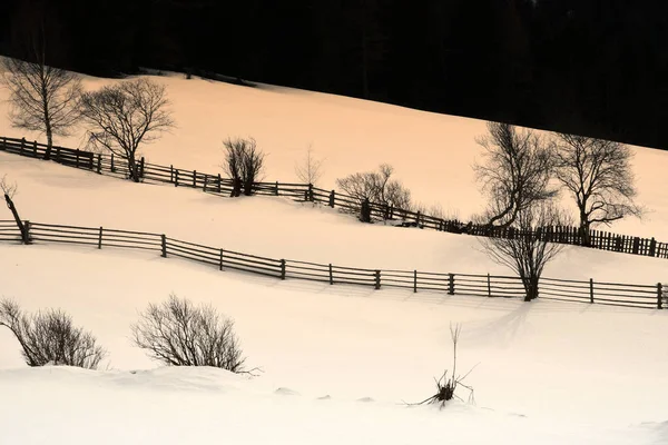 Gün batımında Dolomites içinde kışın güzel bir sahne. İtalya.