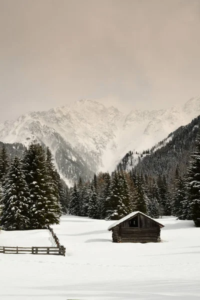 Dolomites'in Alpin kulübeleri. Brunico yakınındaki Val Pusteria kışın. İtalya. — Stok fotoğraf