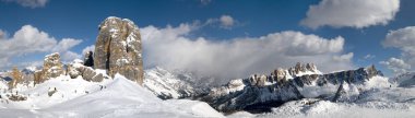 Güzel Cinque Torri Panorama ve Croda da Dolomites'in Lago grubunda. İtalya.