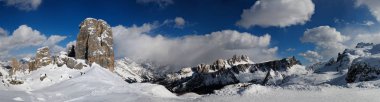 Güzel Cinque Torri Panorama ve Croda da Dolomites'in Lago grubunda. İtalya.
