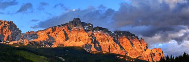 Günbatımı manzara Dolomites dağlarda, Trentino Sasso della Croce grubunun. İtalya.