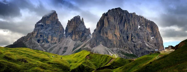 Sassolungo & Sassopiatto Dolomites Group visto desde Passo Sella en una tarde nublada, Dolomites, Trentino, Alto Adige, Italia —  Fotos de Stock