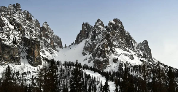 Gruppo Cadini nelle Dolomiti visto dal Lago di Antorno sul Lago di Misurina. Veneto, Italia . — Foto Stock