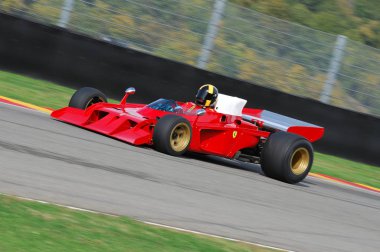 Mugello İtalya Kasım, 2007: Bilinmeyen çalışma onun tarihi 1970'lerde Ferrari F1 312 B3 ile devre Mugello İtalya Finali Mondiali Ferrari 2007 sırasında içine (spazzaneve).