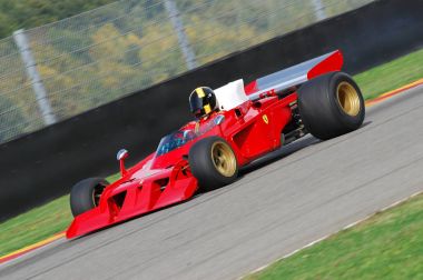 Mugello İtalya Kasım, 2007: Bilinmeyen çalışma onun tarihi 1970'lerde Ferrari F1 312 B3 ile devre Mugello İtalya Finali Mondiali Ferrari 2007 sırasında içine (spazzaneve).