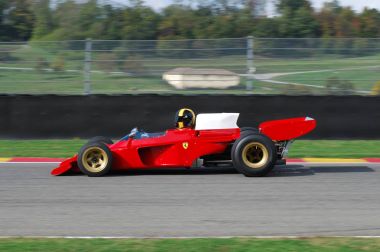 Mugello İtalya Kasım, 2007: Bilinmeyen çalışma onun tarihi 1970'lerde Ferrari F1 312 B3 ile devre Mugello İtalya Finali Mondiali Ferrari 2007 sırasında içine (spazzaneve).
