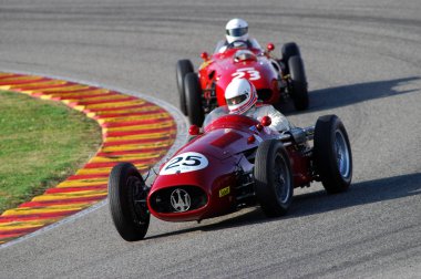 Mugello, İtalya - 2007: Bilinmeyen Vintage Maserati Grand Prix arabalarıyla olay Ferrari yarış gün yıl 2007, İtalya Mugello devre çalıştırmak