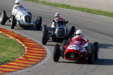 Mugello, İtalya - 2007: Bilinmeyen Vintage Maserati Grand Prix arabalarıyla olay Ferrari yarış gün yıl 2007, İtalya Mugello devre çalıştırmak