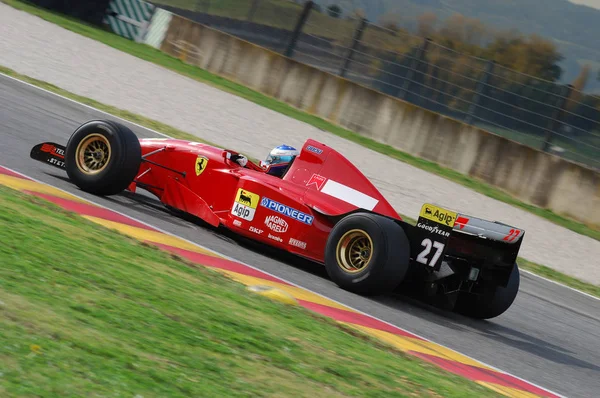 Mugello, det, November 2007: okänd kör med historiska Ferrari F1 412 T2 under slutli Mondiali Ferrari 2007 in i mugello krets i Italien — Stockfoto