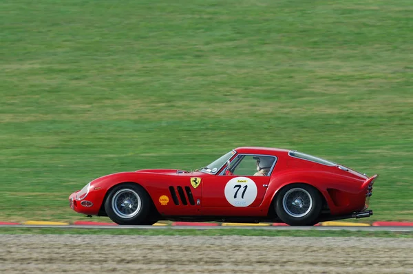 MUGELLO, IT, novembro de 2007: Corrida desconhecida com o antigo Ferrari 250 GTO 1962 no Circuito Mugello em itália durante o Finali Mondiali Ferrari 2007. Itália — Fotografia de Stock