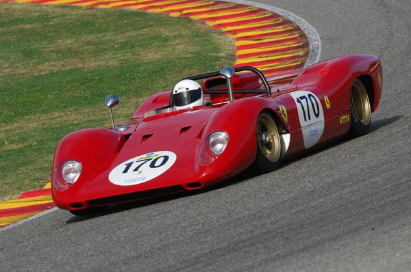 Mugello, it, november 2007: unbekannter lauf mit altem ferrari 312 p auf der mugello-strecke in italien während des finali mondiali ferrari 2007. italien — Stockfoto